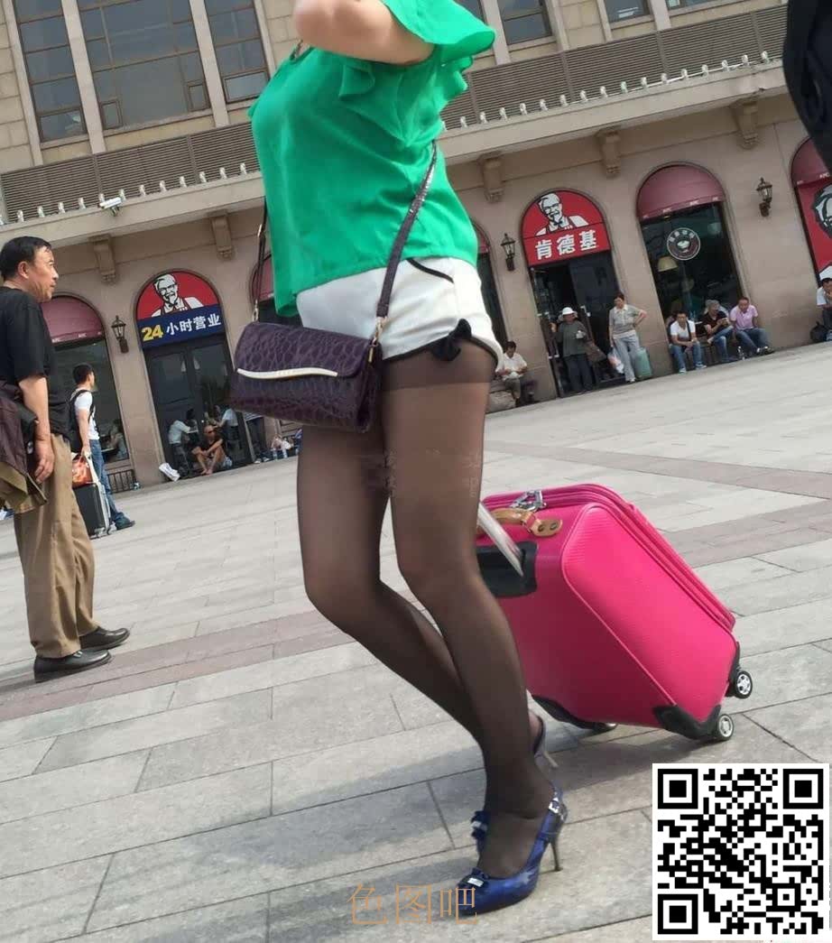 街拍丝袜美腿小辣椒美女的可爱甜美透心凉[18P]