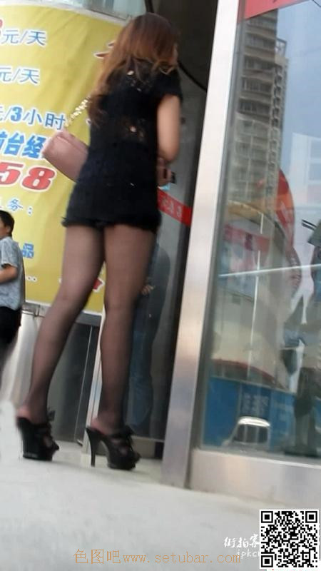 酒店门口的性感超短裙黑丝美女[12P]