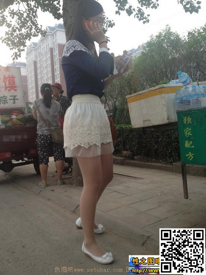 正在和男友打电话的肉丝清纯小妹[14P]