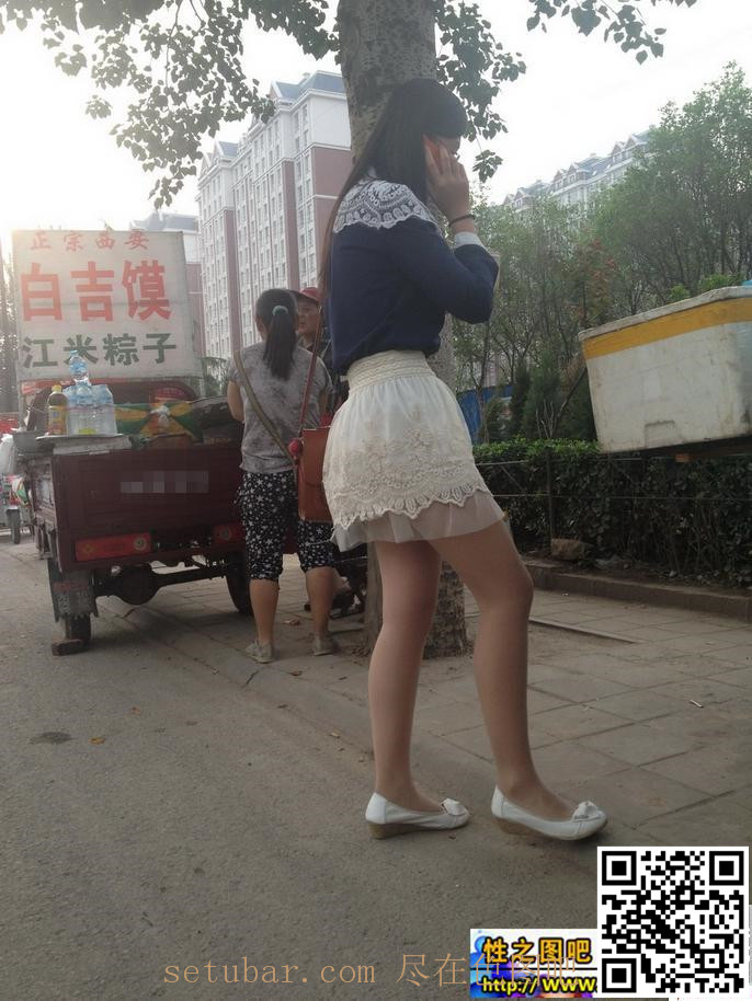 正在和男友打电话的肉丝清纯小妹[14P]