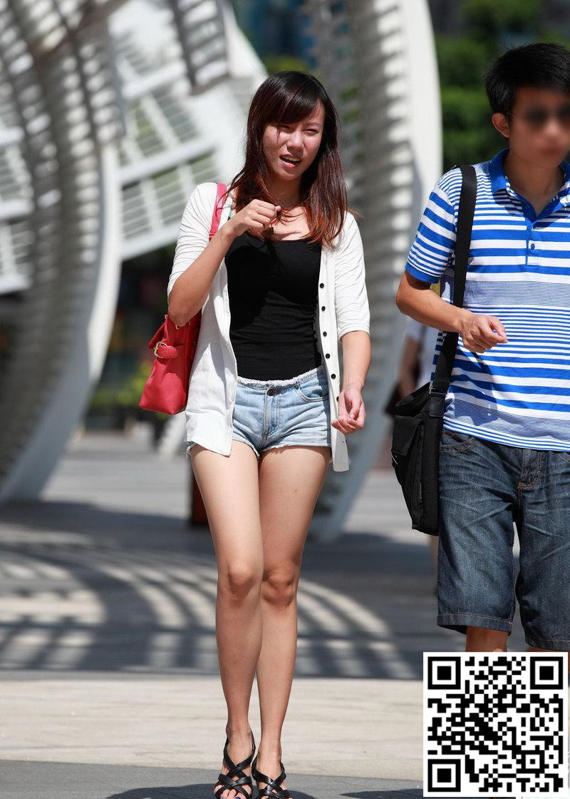 街拍跟男朋友逛街中的牛仔热裤美女[12P]