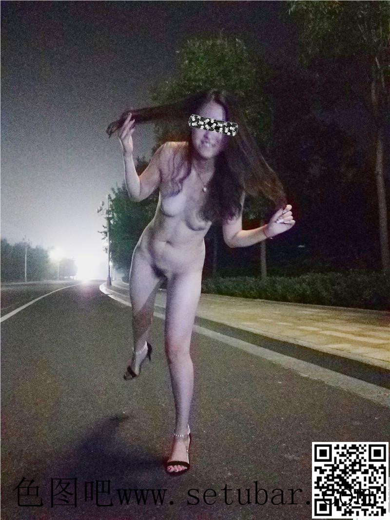 下飞机后直接去路边露出。听说骚货跟秋夜更配哦。[17P]