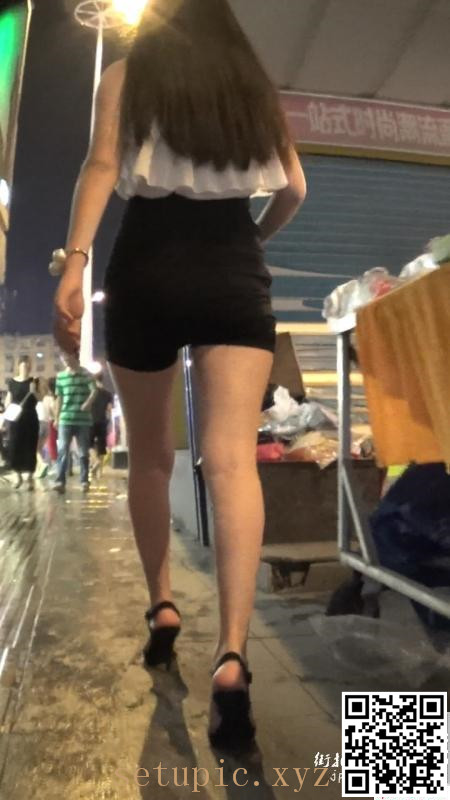 街拍高腰短裤美腿翘臀MM[11P]