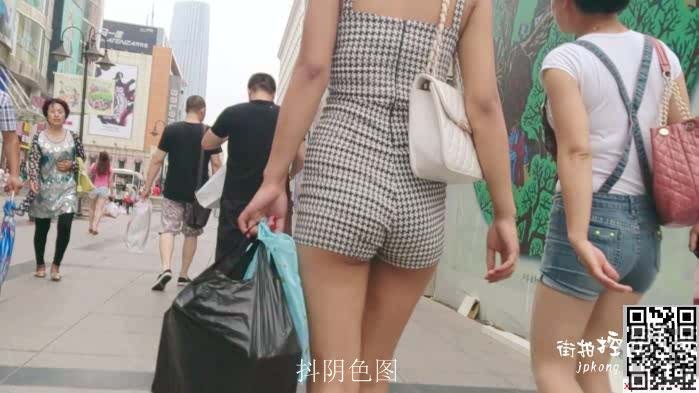 超短吊带热裤少妇，身材很好，依然很翘[10P]