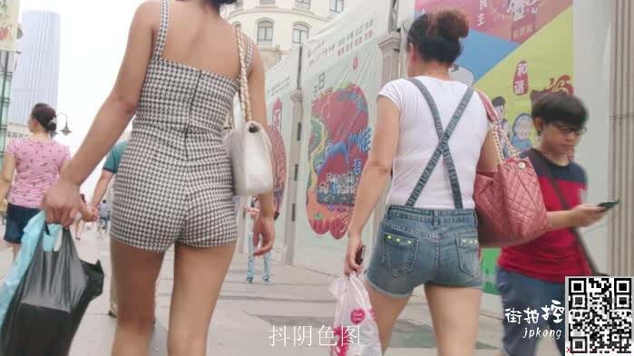 超短吊带热裤少妇，身材很好，依然很翘[10P]