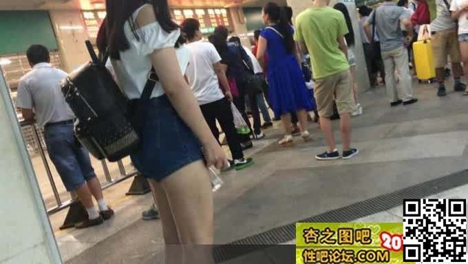 翘臀牛仔裙的小妹[13P]