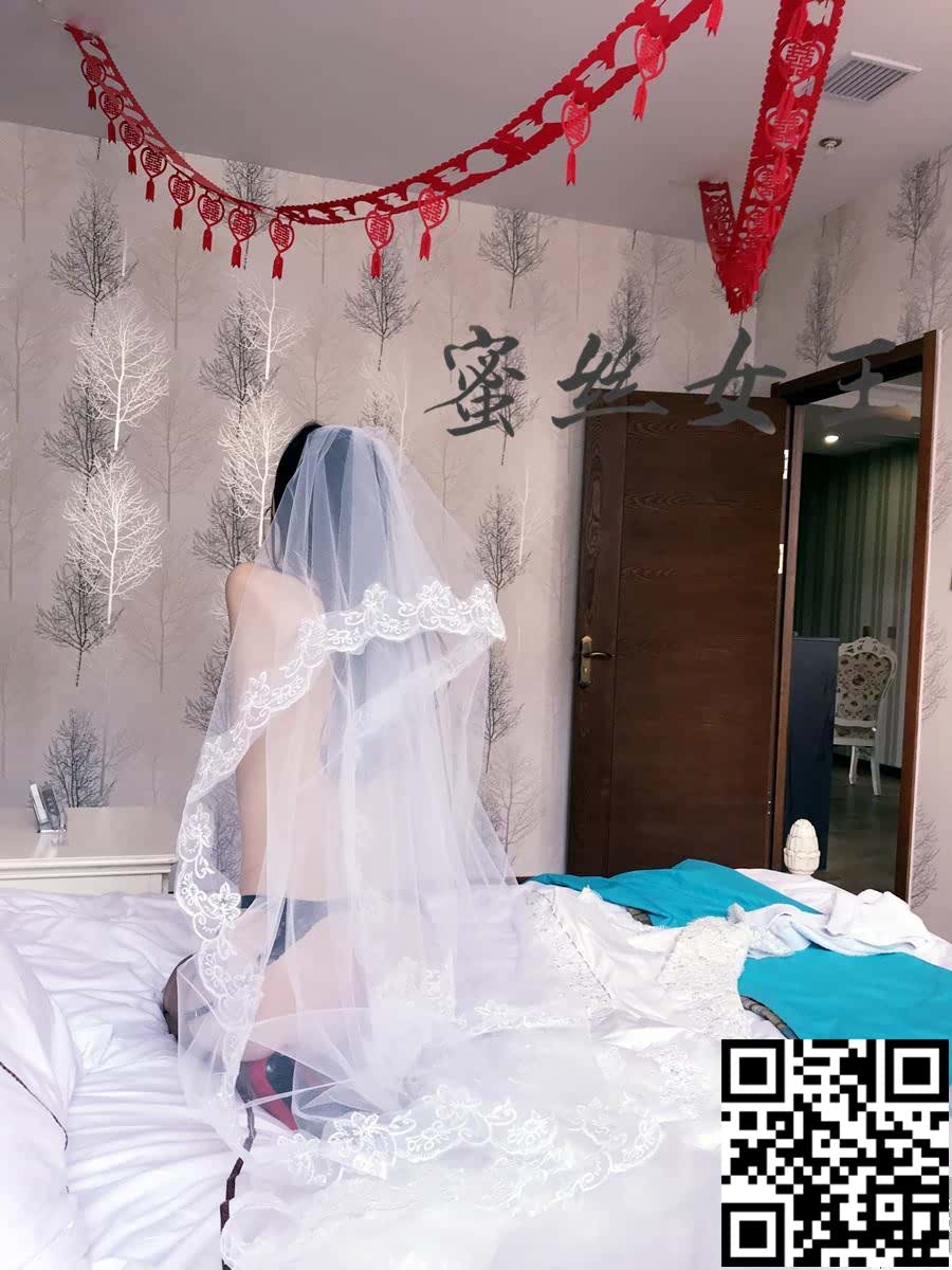 纯洁的的婚纱，淫荡的新娘，婚纱下面是蜜丝流着淫水的骚穴，在婚房里揉着奶子，露出骚穴，被哥哥后入会不会很刺激[20P]