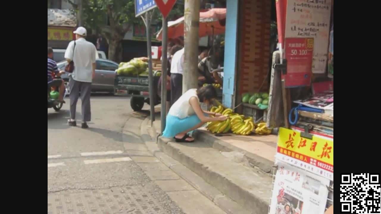 买香蕉美女,内裤是透明的,毛毛清晰可见[28P]