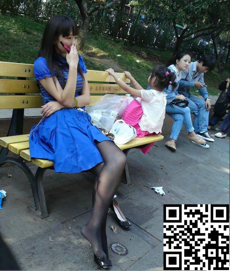 少妇逛街累了，路边坐时间长了，休息忘形了[16P]