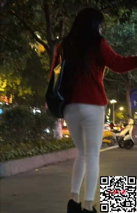 街拍身材很棒的2个白色紧身裤美女[10P]