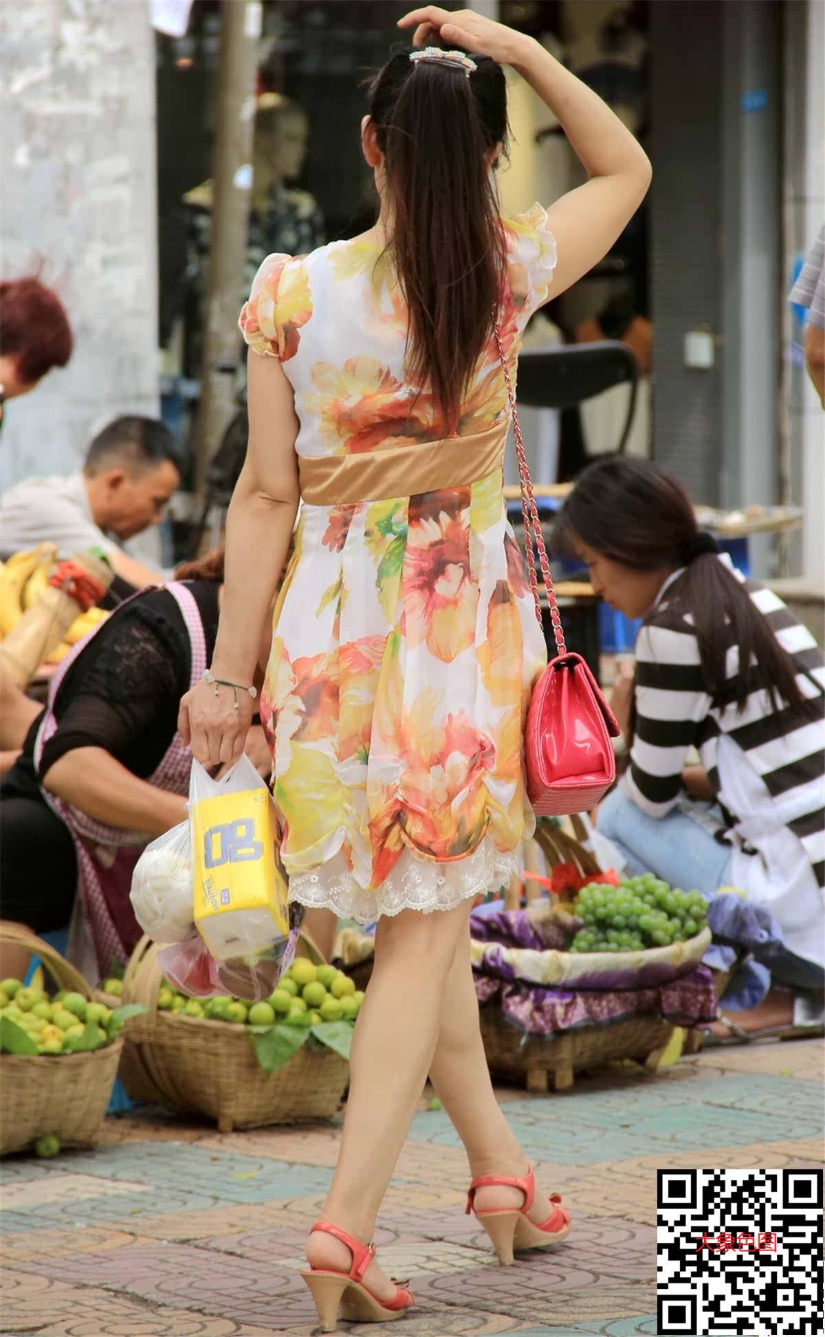 街拍身材匀称的美腿少妇[13P]