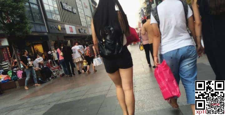 背着小包包的可爱黑热裤小妹[15P]