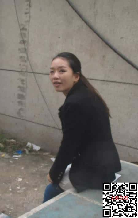 白色紧身包臀裙卷发油亮咖啡丝美女[17P]