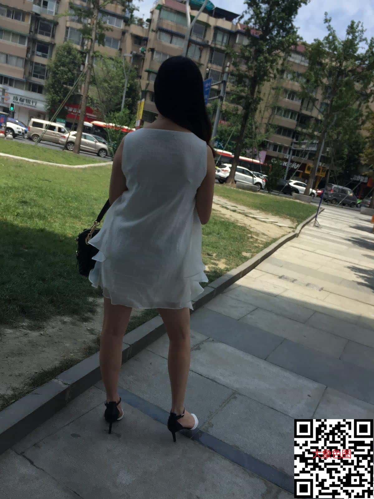 街拍性感高跟白纱短裙少妇[24P]