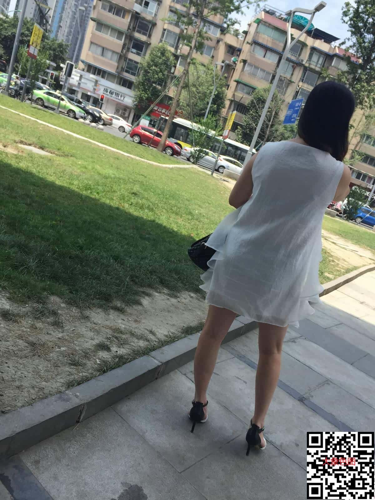 街拍性感高跟白纱短裙少妇[24P]