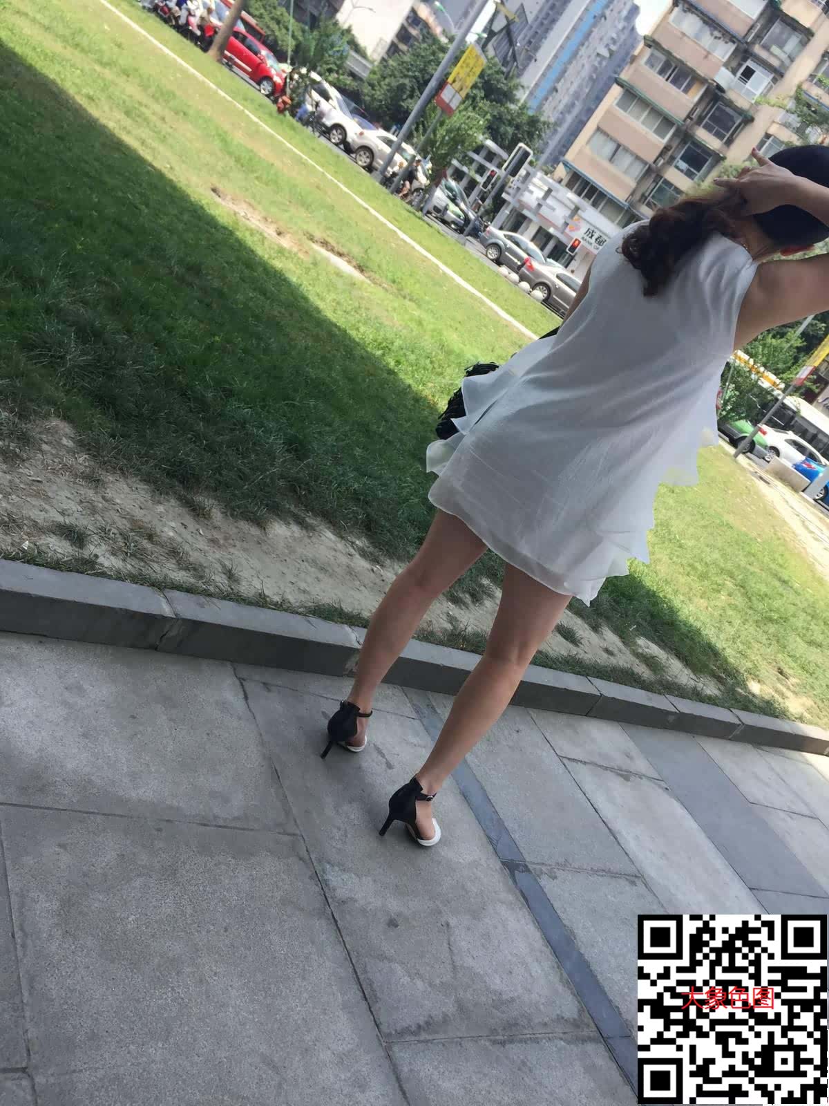 街拍性感高跟白纱短裙少妇[24P]