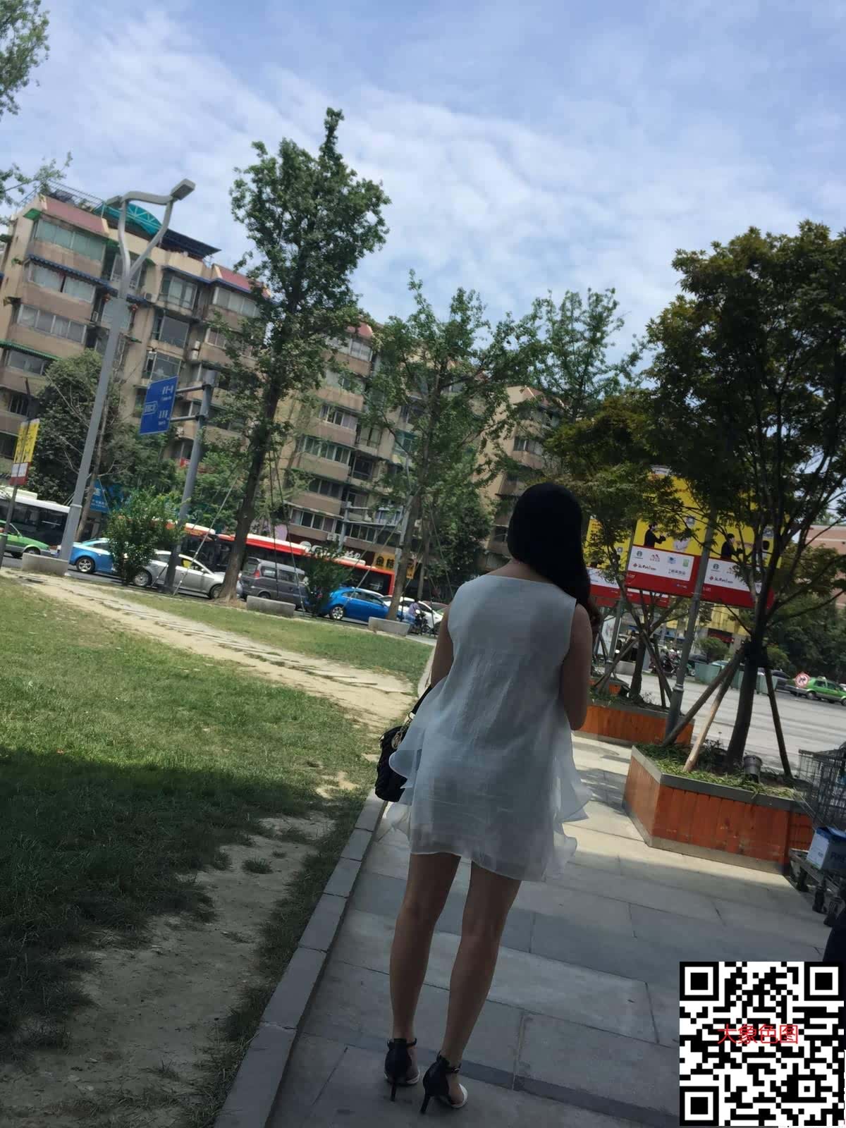 街拍性感高跟白纱短裙少妇[24P]