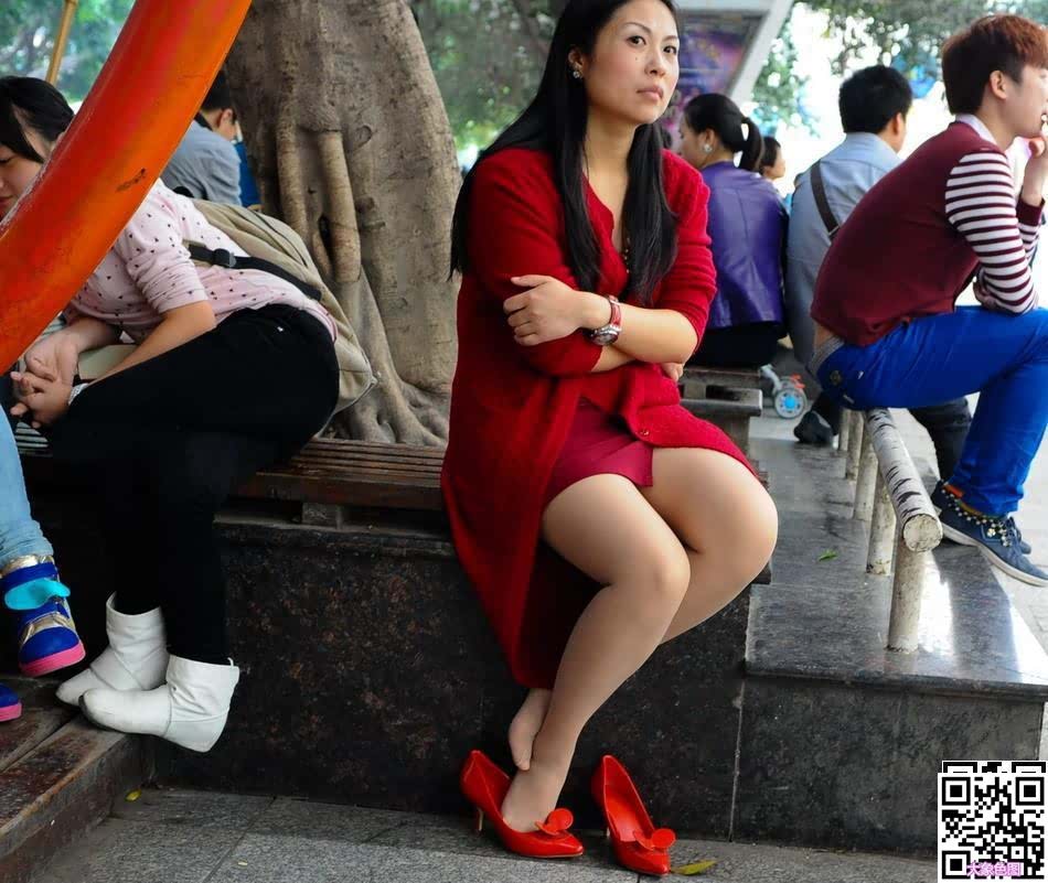 抓拍寂寞白嫩大腿美少妇[10P]