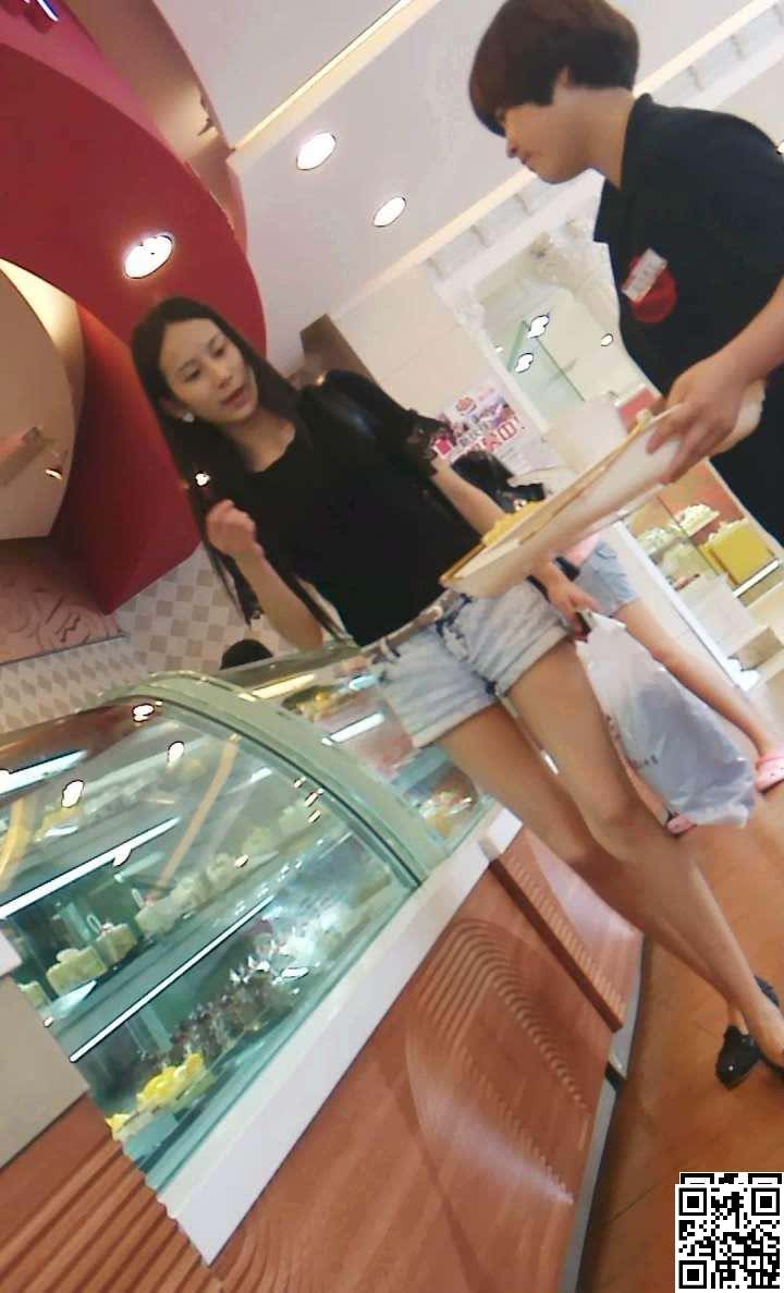 面包店身材超好的极品美女[11P]