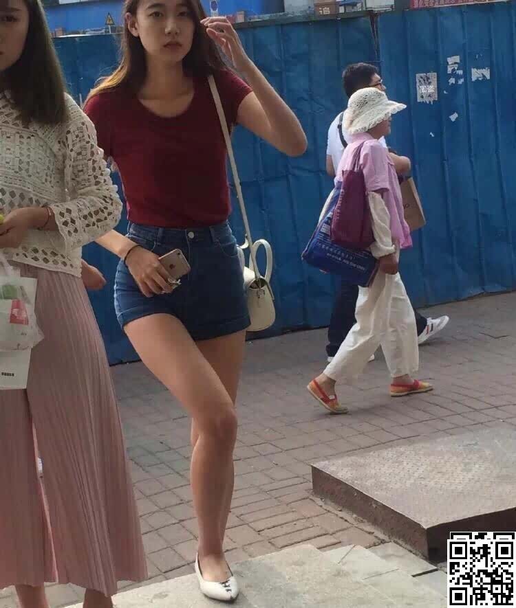 正在玩手机的超级长腿美女[10P]