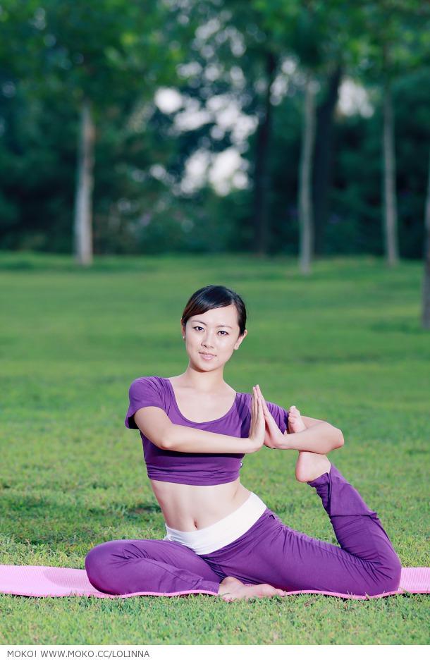 美女瑜伽—健康生活远离尘嚣