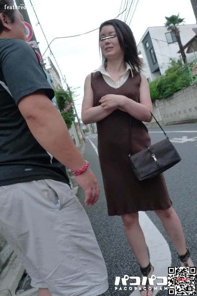 气质的眼镜主妇多次大街上主动勾引男人回家做爱【39p】